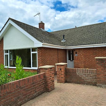Beautiful 5 Bedroom Bungalow, Sleeps 7, In Calne Exterior foto